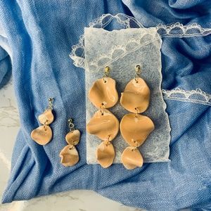 NWT wavy petal earring set of 2; beige+white+gold